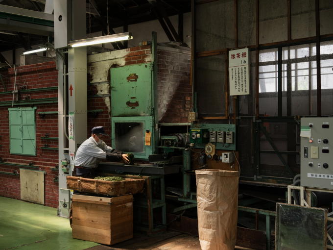 Traditional CHABAKO are still used in tea production today.