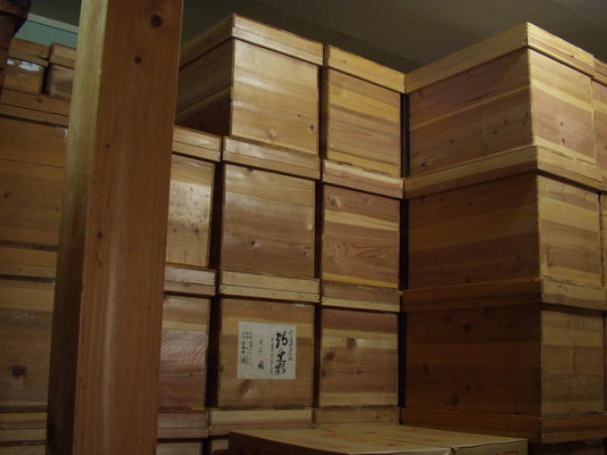 Traditional CHABAKO are still used in tea production today.