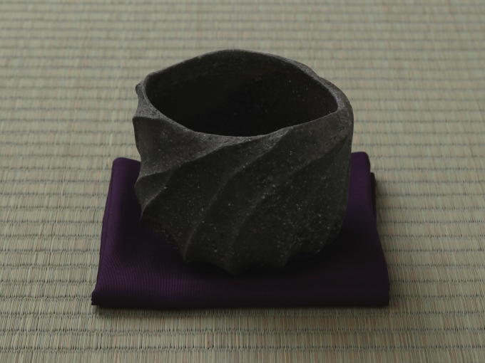 [Limited] KURO IWANAMI - TSUTSUGATA (handcrafted Matcha bowl)