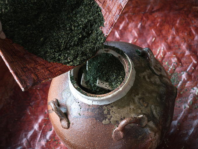 Through aging the tea leaves in the traditional way, the unique noble aroma and elegant mellow taste are deepened.