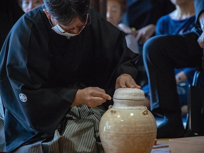 Today the Kuchikiri no Gi ceremony is still held by the local tea industry and a school of Teaism at Kosho Temple in Uji on the first Sunday of October every year in order to honor the forerunners who contributed to developing Japanese tea culture.
