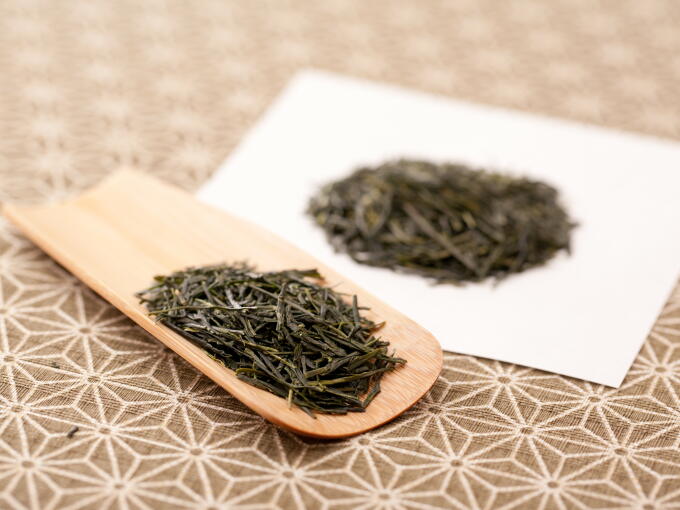 When opening the package, you experience the smooth and refreshing aroma of Sencha. Through aging the tea leaves in the traditional way, the refreshing aroma is softened and the smoothness is deepened.