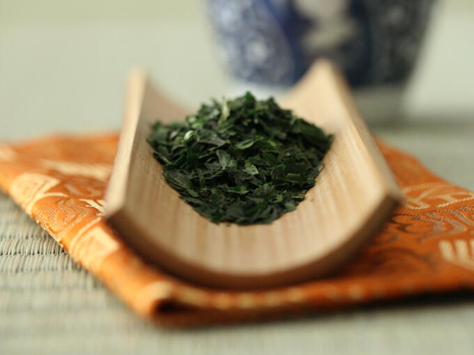 The flavor is different both from Gyokuro and Matcha, and quite unique, pure, noble, and elegant.