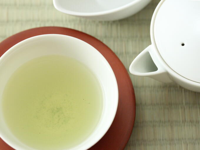 The tea color is pale green, and the taste is uniquely deep and mellow which is different both from Gyokuro and Matcha. The subtle noble aroma lingers in the mouth for a while.