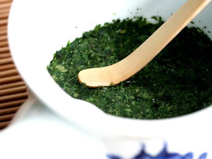 If some parts of the Tencha tea leaves float on the water surface and are not saturated, please press the tea leaves down into the water to soak and become saturated with water, as shown in the picture.